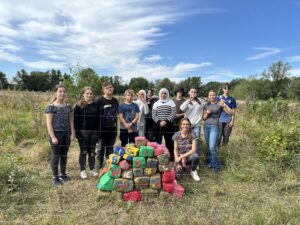 Besuch im Schulwald: Die Trockenmauer wird bunt